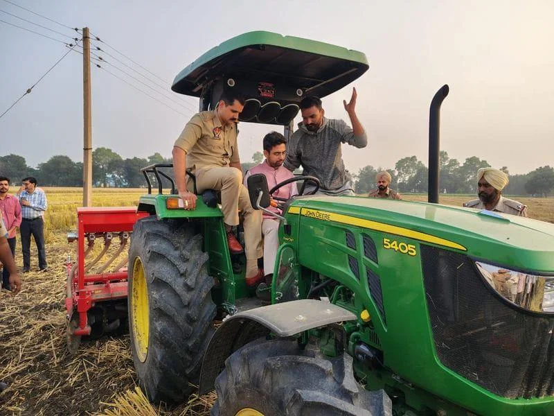 मोगा बना बदलाव की मिसाल — SSP और DC खुद उतरे खेतों में, मान सरकार की पहल से पराली प्रबंधन में आई क्रांति