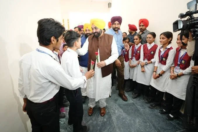 पंजाब के 'स्कूल ऑफ एमिनेंस' से शिक्षा में क्रांति, 231 करोड़ के निवेश और मुफ्त NEET-JEE कोचिंग से बदले सरकारी स्कूलों के मायने