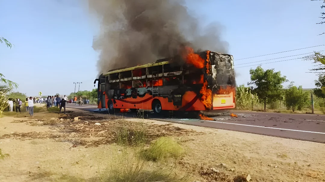 जैसलमेर में दिल दहला देने वाला हादसा! चलते बस में लगी भीषण आग, 20 लोगों की मौत — पीएम मोदी ने किया मुआवज़े का ऐलान