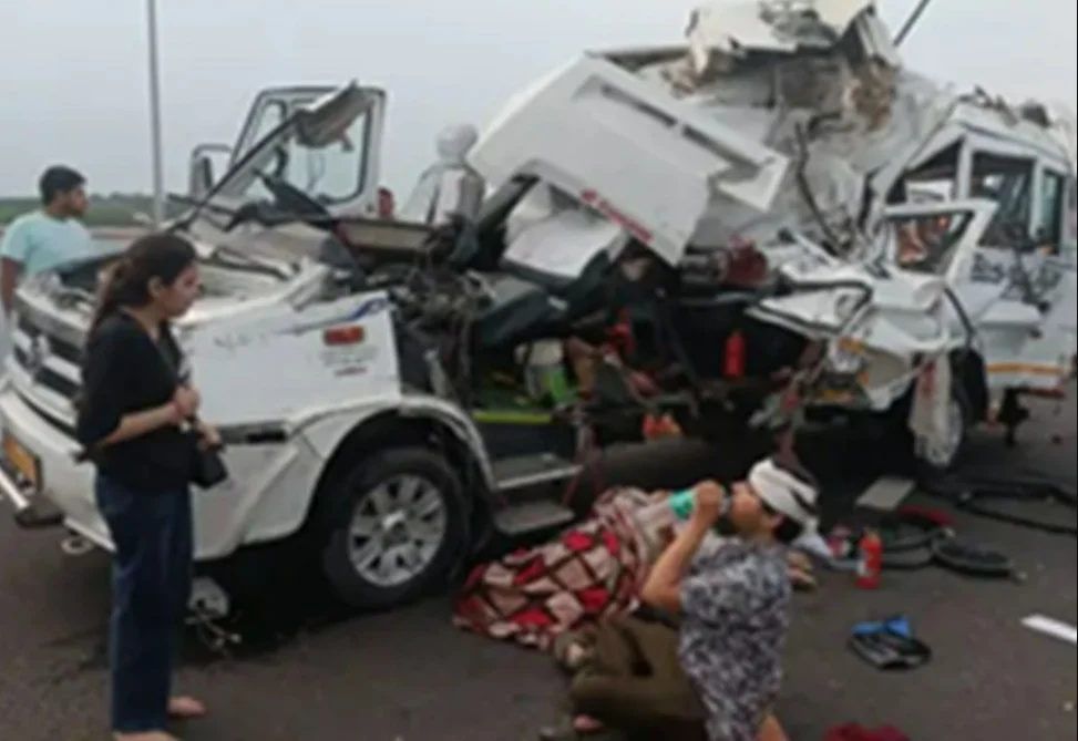 Delhi-Mumbai Expressway Accident: Delhi-Mumbai Expressway पर बड़ा सड़क हादसा, मिनी बस ट्रक से टकराई, , 4 की मौत, 10 घायल