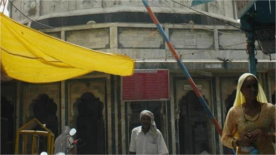 दिल्ली: कालका जी मंदिर में श्रद्धालु और पुजारी के बीच झड़प, इलाज के दौरान पुजारी की मौत