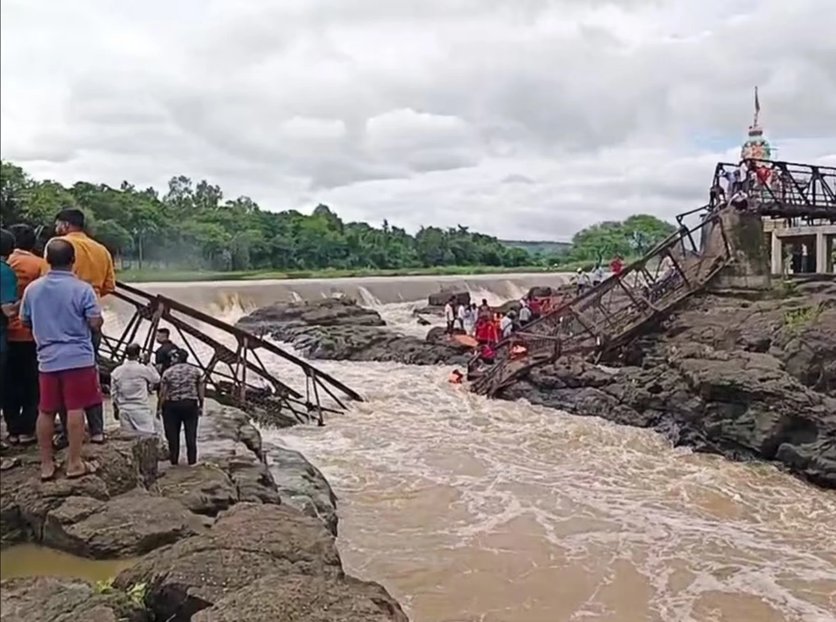 Indrayani River Bridge Collapse : महाराष्ट्र में बड़ा हादसा: इंद्रायणी नदी पर पुल ढहने से 3 की मौत, 32 घायल - जानिए कैसे हुआ ये भीषण हादसा!