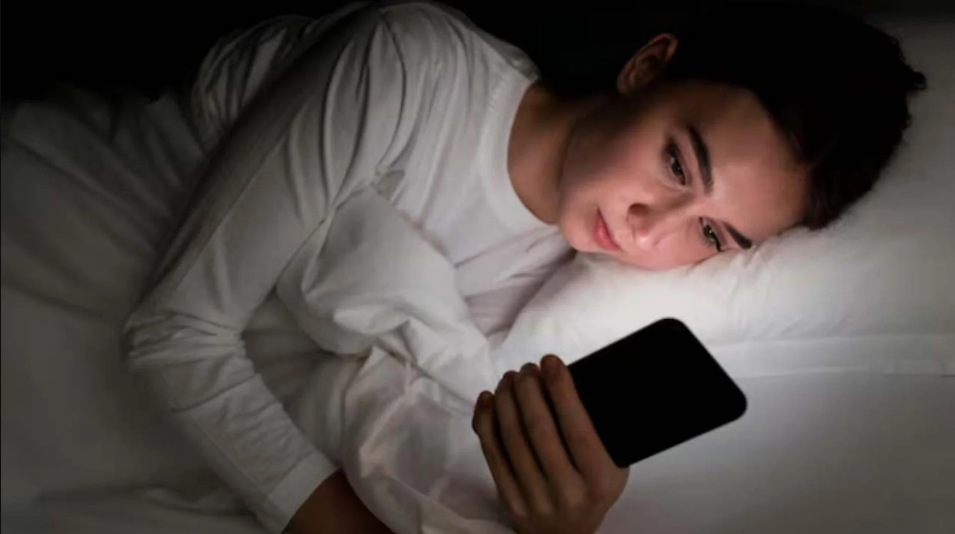 Sleep Deprivation: सोते समय मोबाइल चलाते हैं? रिसर्च में हुआ बड़ा खुलासा — अनिद्रा का खतरा 59% तक बढ़ सकता है!
