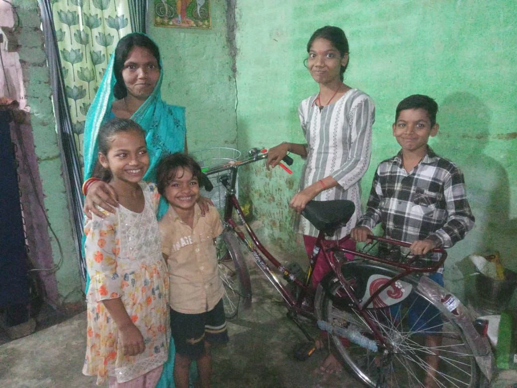 मुजफ्फरपुर की कीर्ति को मिली साइकिल, सोशल मीडिया से जुड़ी इंसानियत की ये मिसाल दिल छू लेगी