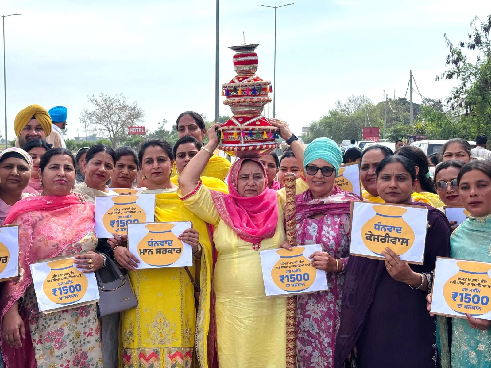 पंजाब सरकार के महिला वित्तीय सहायता के ऐलान से खुशी की लहर; पंजाब भर में महिलाओं ने जागो निकालकर मनाई खुशी