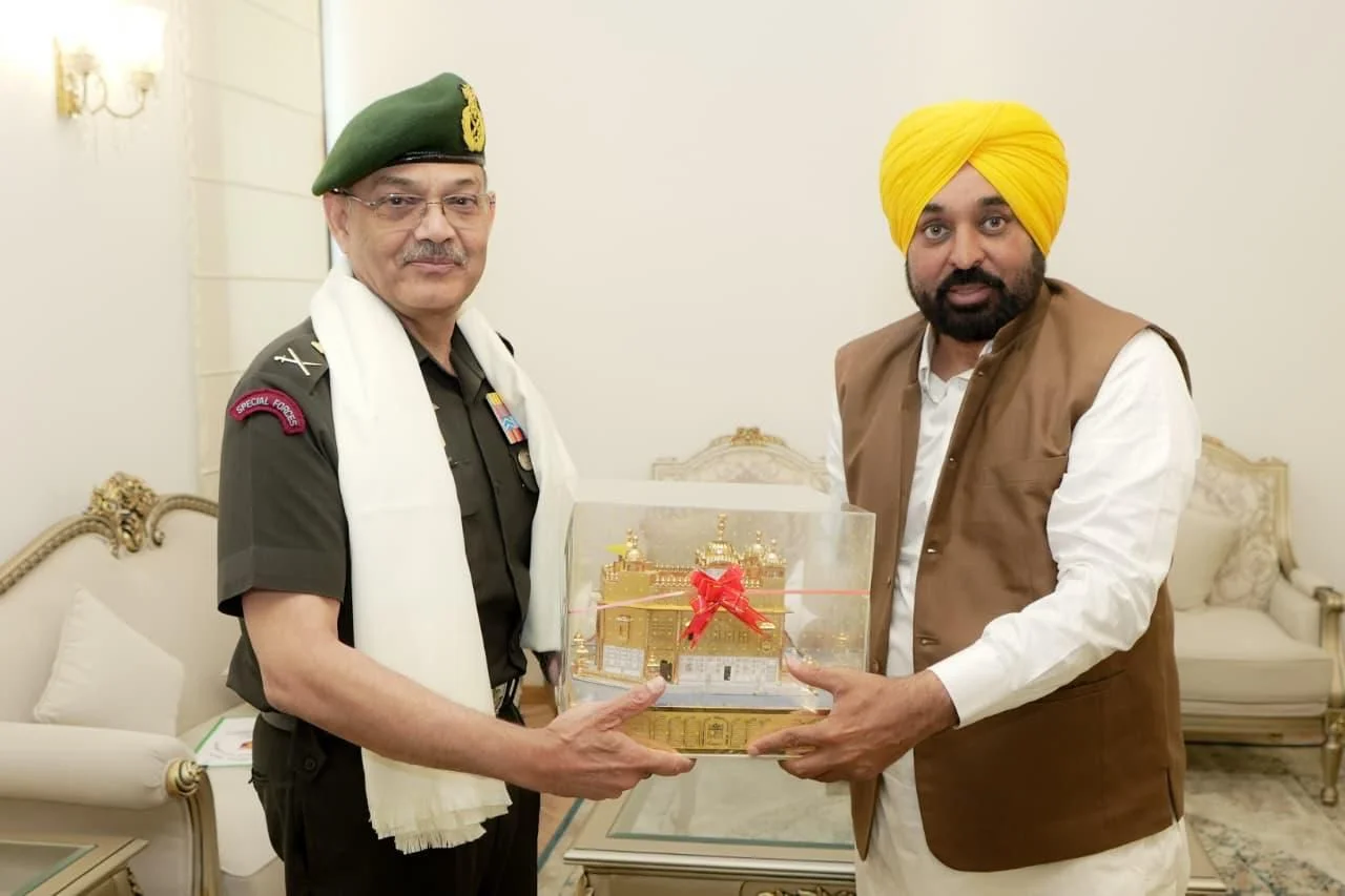 मुख्यमंत्री भगवंत सिंह मान ने पश्चिमी कमान के आर्मी कमांडर के साथ सीमावर्ती सुरक्षा, राहत कार्यों और ऑपरेशनल तैयारियों के बारे में विचार-विमर्श किया