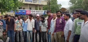 जमीन विवाद में हत्या के बाद भड़का गुस्सा, गांधी चौराहे पर शव रखकर किया जोरदार प्रदर्शन