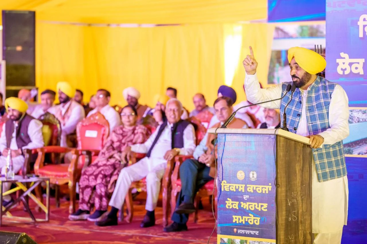 पंजाब में विश्व स्तरीय सड़कों का मजबूत नेटवर्क स्थापित कर रही है आप सरकार- मुख्यमंत्री भगवंत सिंह मान ने 300 किलोमीटर नई सड़कों का शिलान्यास किया<br>