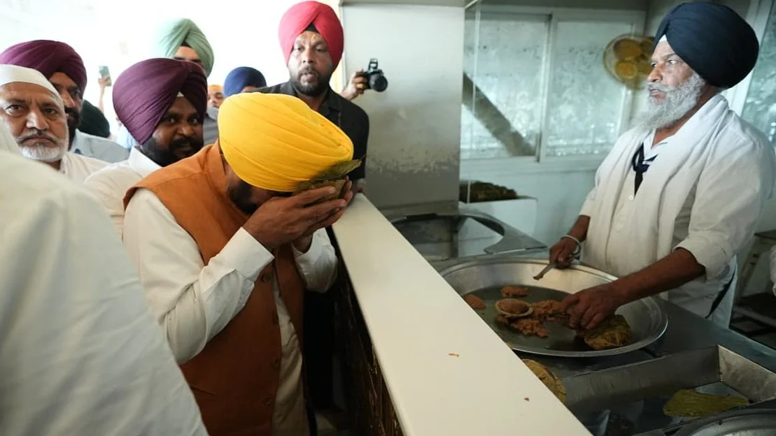 मुख्यमंत्री भगवंत सिंह मान ने श्री हरिमंदिर साहिब में माथा टेका, बेअदबी विरोधी ऐतिहासिक कानून बनाने की समझ और शक्ति देने के लिए परमात्मा का शुक्राना किया