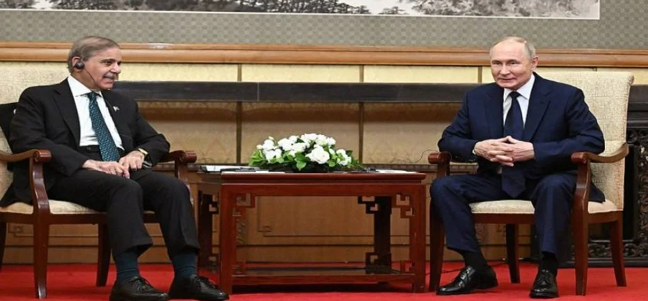 Shahbaz Sharif–Putin Meeting: 40 मिनट का इंतजार बना मुद्दा, फोरम में असहज स्थिति में दिखे पाक PM