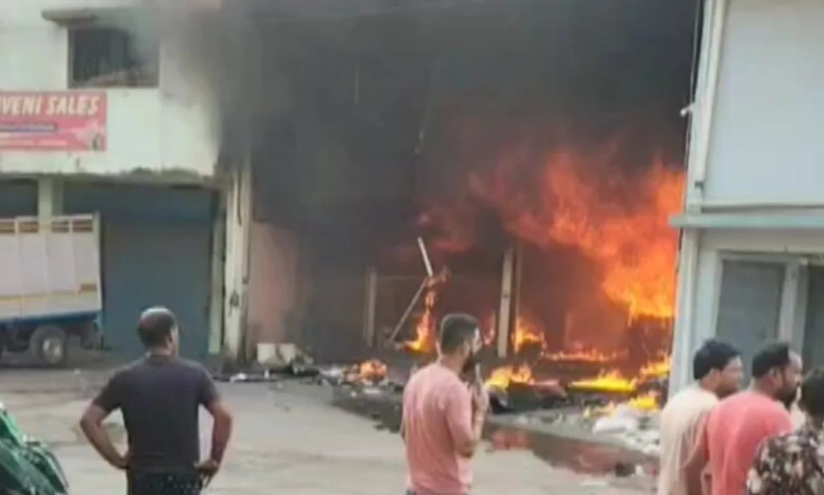 Bilaspur news: बिलासपुर में भीषण आग, 13 करोड़ के ड्राय फ्रूट जलकर खाक, व्यापारी सदमे में!