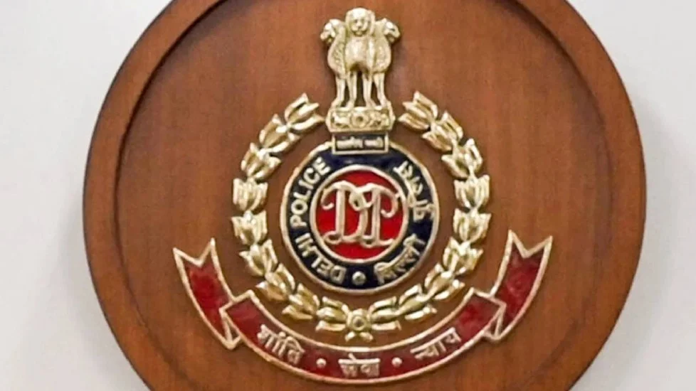 दिल्ली में नकली मोबाइल पार्ट्स बनाने वाली फैक्ट्री का भंडाफोड़: नामी कंपनियों के स्टीकर लगाकर बेचते थे सामान, दो आरोपी गिरफ्तार