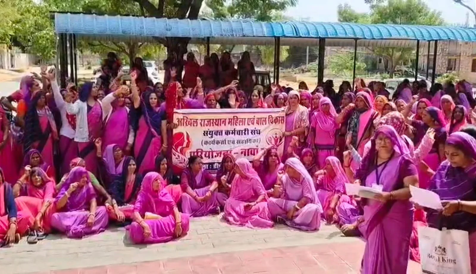 राजस्थान: आंगनबाड़ी कार्यकर्ताओं का प्रदर्शन, केंद्रों पर तालाबंदी; मांगें पूरी नहीं होने पर अनिश्चितकालीन धरने की चेतावनी