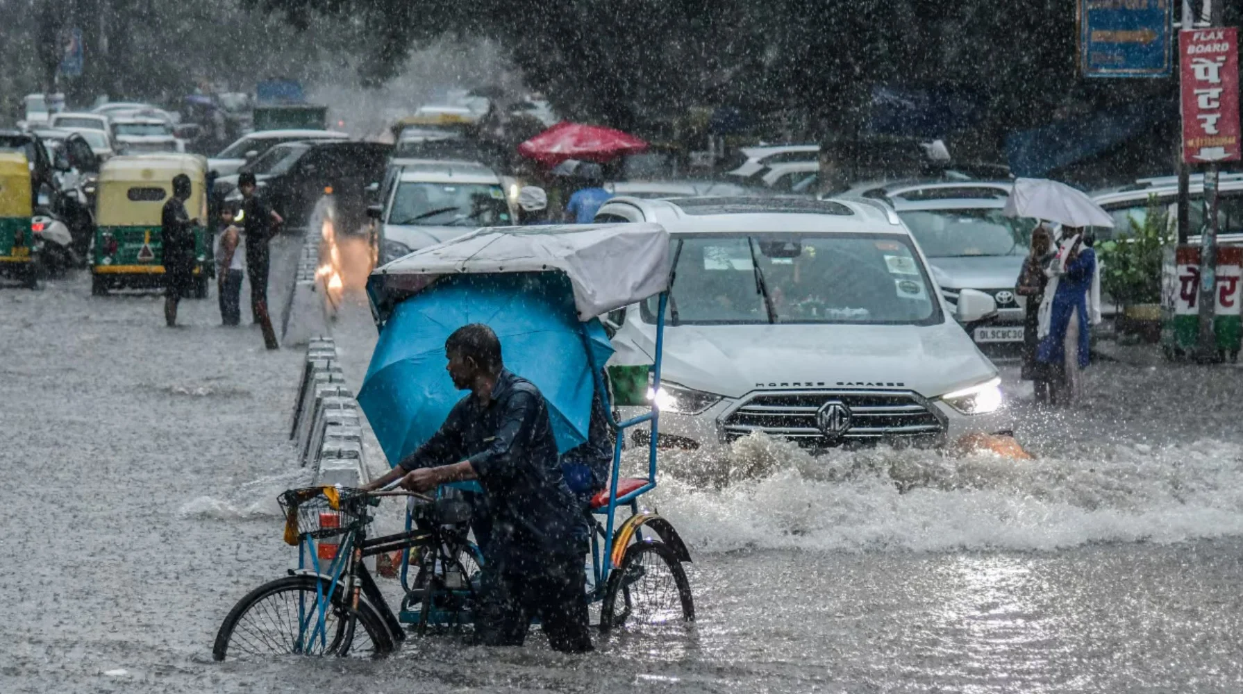 Delhi Rain Today: तेज आंधी और बारिश ने मचाया कहर, IMD ने जारी किया रेड अलर्ट, जानें मौसम का ताजा हाल