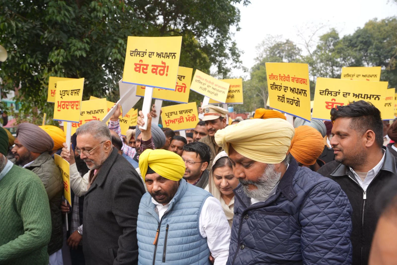 दलित और मेहनतकश का मजाक उड़ाने पर कांग्रेस के खिलाफ बैंड-बाजा लेकर "आप" का जोरदार प्रदर्शन