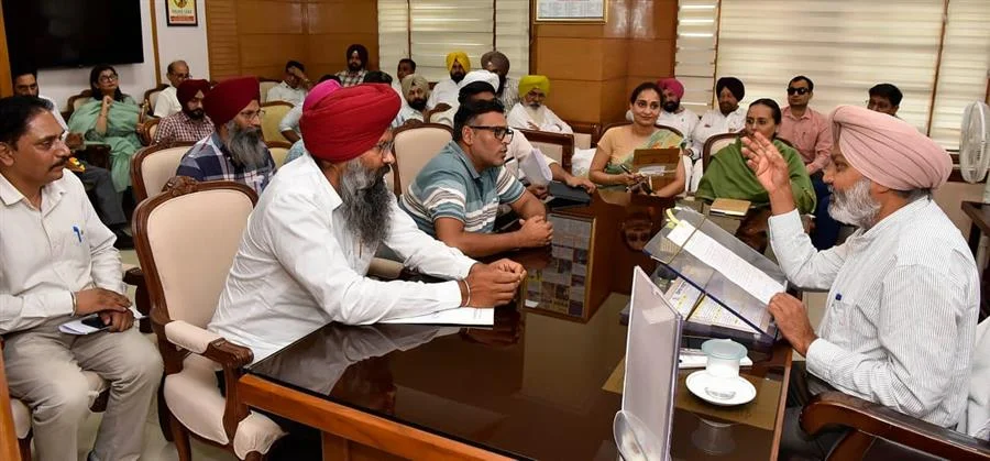 वित्त मंत्री हरपाल सिंह चीमा ने कर्मचारी यूनियनों के साथ उच्च स्तरीय बैठकों की अध्यक्षता की, लंबित मुद्दों के जल्द समाधान के दिए निर्देश