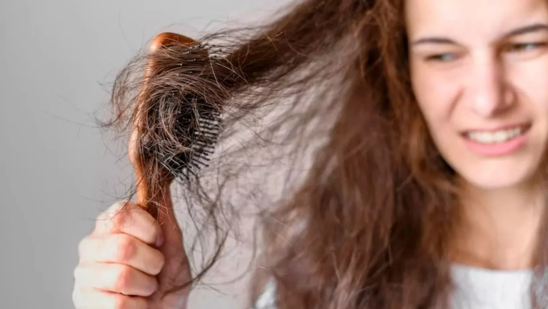 Summer hair care in Hindi: गर्मी में टूटते बालों से हैं परेशान? ये 7 देसी उपाय आपके बालों को बना देंगे रेशमी और मजबूत!