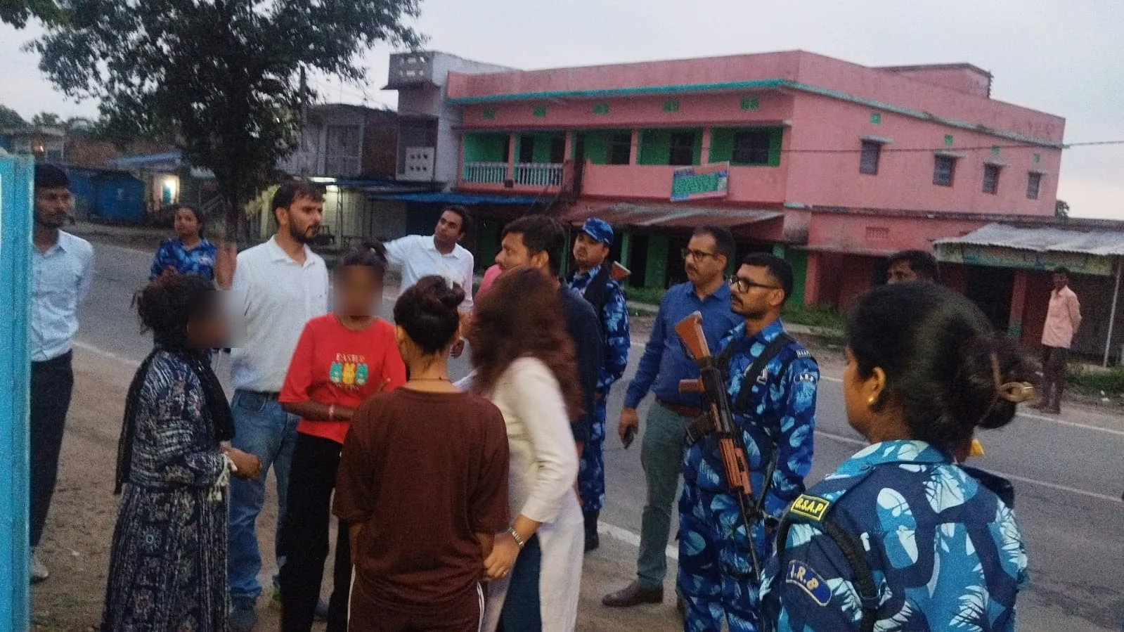 सारण पुलिस और AHTU की संयुक्त कार्रवाई: 15 से 17 साल की बच्चियों से कराया जा रहा था डांस, 13 ठिकानों से 21 रेस्क्यू