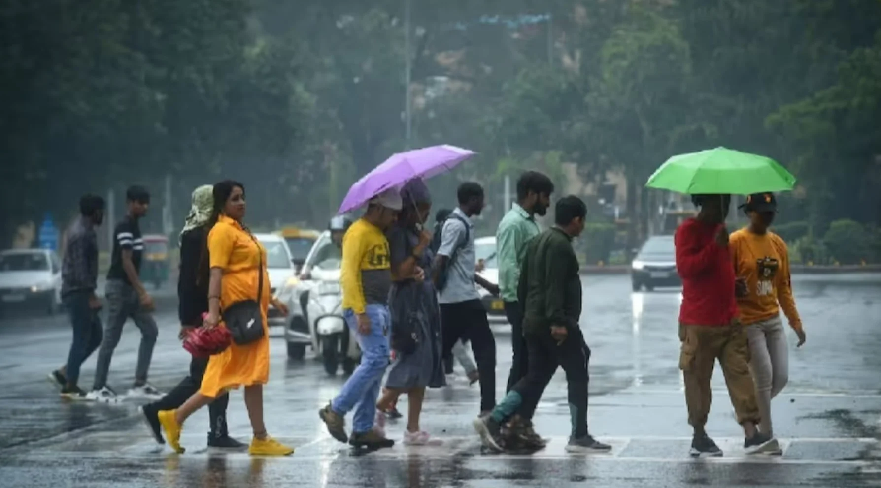 Aaj Ka Mausam: बर्फबारी-बारिश ने फिर बढ़ाई ठंड, कश्मीर-हिमाचल में बंद हुई कई सड़कें, जानें दिल्ली-NCR का वेदर