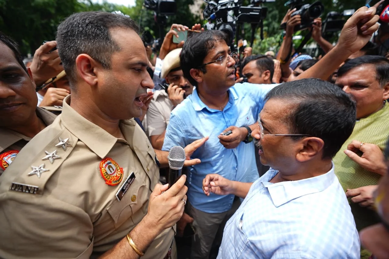 ई-20 के विरोध में 100 लोगों के साथ पीएम से मिलने जा रहे केजरीवाल को पुलिस ने रोका