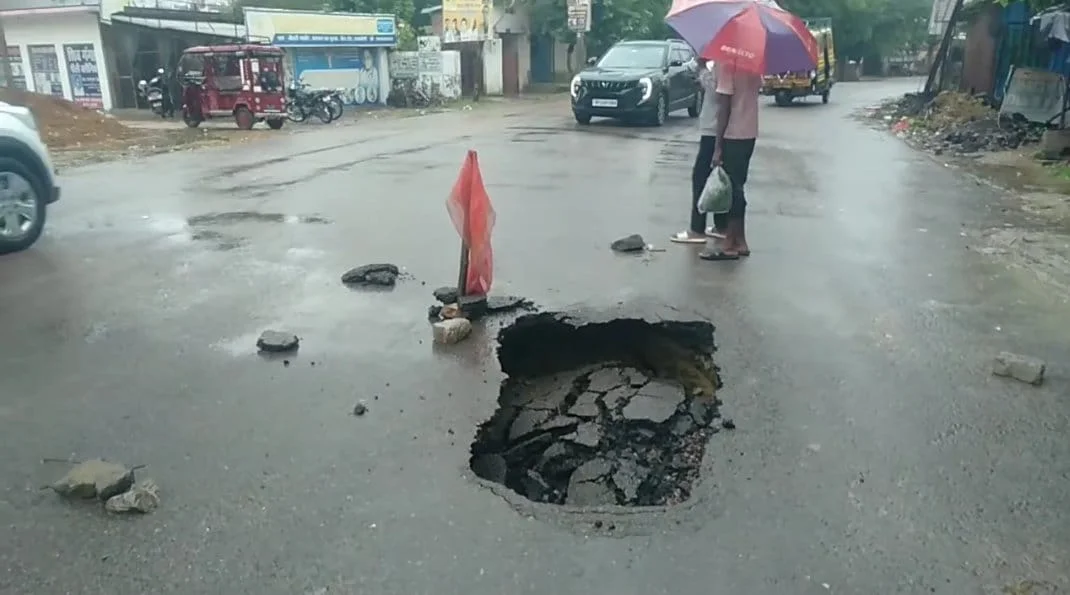 उत्तर प्रदेश: रायबरेली में 9 करोड़ की जेल रोड पहली बारिश में धंसी, PWD के निर्माण पर उठे सवाल