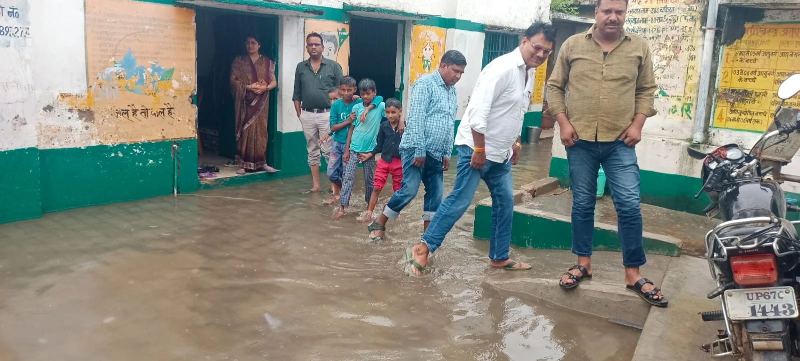 उत्तर प्रदेश: बारिश से तालाब बना प्राथमिक विद्यालय, घुटनों तक पानी में स्कूल पहुंचे मासूम बच्चे