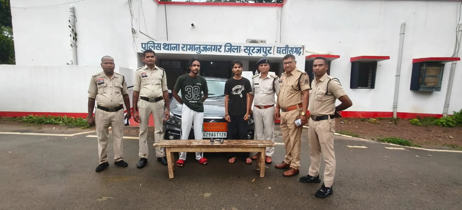 छत्तीसगढ़: चाकू-पिस्टलनुमा हथियार लेकर कार में घूम रहे दो युवक गिरफ्तार, डायल 112 के आरक्षक की सतर्कता से टला बड़ा खतरा