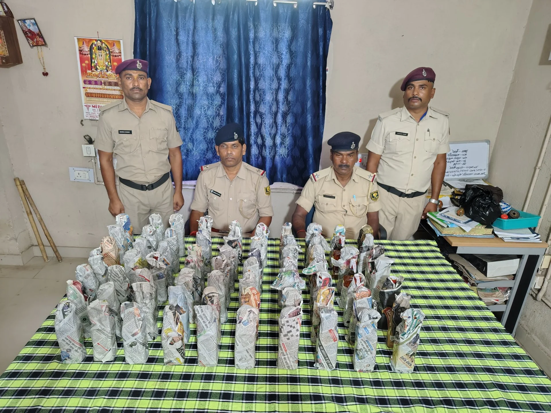 बिहार: अभयपुर स्टेशन पर लावारिस बैग से 70 बोतल विदेशी शराब बरामद, तस्करों की तलाश में जुटी GRP