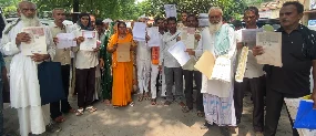 उत्तर प्रदेश: मिर्जापुर में लंबित भूमि विवाद को लेकर ग्रामीणों की गुहार, डीएम से तत्काल सुनवाई और खेती की अनुमति की मांग