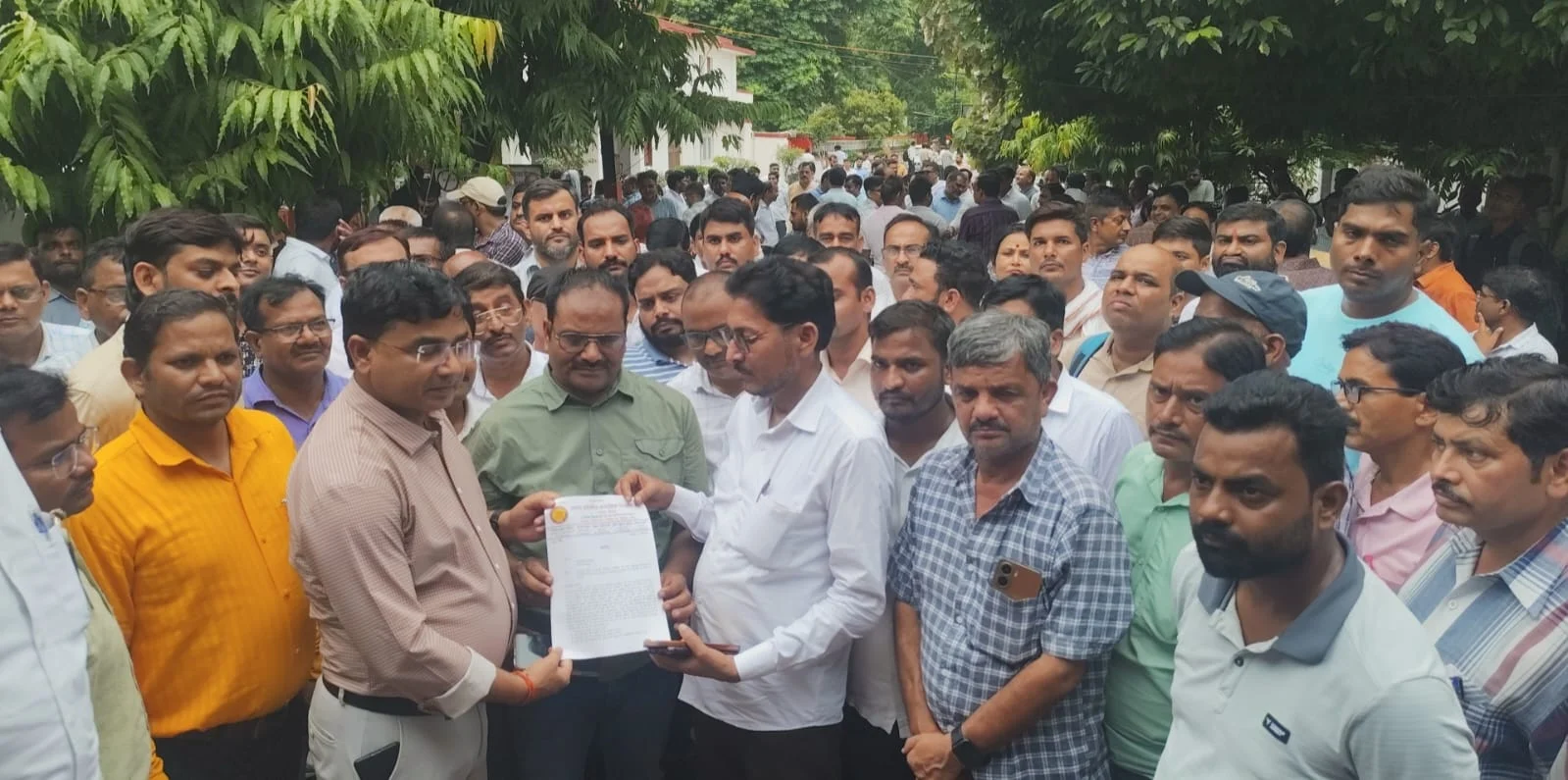 उत्तरप्रदेश: पीएम पोषण योजना की व्यवस्थाओं में सुधार की मांग, शिक्षक संघ ने जिलाधिकारी को सौंपा ज्ञापन