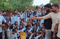 राजस्थान: बूंदी के डाडून माध्यमिक स्कूल में शिक्षकों की कमी पर फूटा आक्रोश, छात्रों-ग्रामीणों ने चंदनपुरा चौराहे पर लगाया जाम