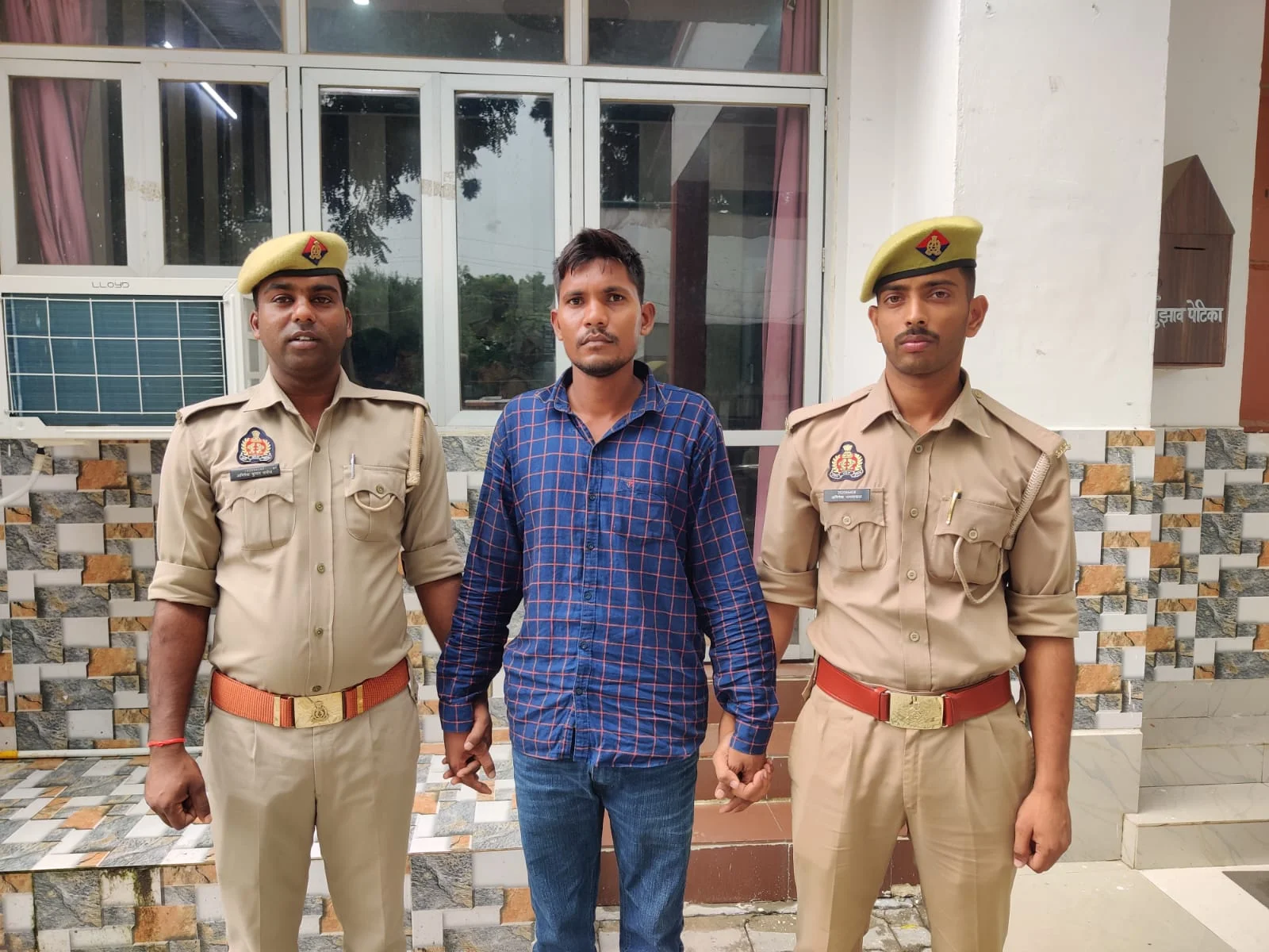उत्तर प्रदेश: UPSSSC प्राविधिक मुख्य परीक्षा में नकल कराने वाले गिरोह का सदस्य गिरफ्तार