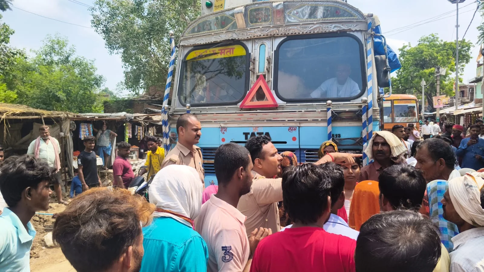 उत्तरप्रदेश: खाद के टोकन पर फूटा किसानों का गुस्सा! मुरवल में सड़क पर उतरे अन्नदाता, 30 मिनट तक जाम