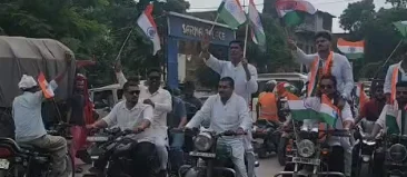 मध्य प्रदेश : मैहर की तिरंगा यात्रा में ट्रैफिक नियमों की अनदेखी, विधायक समेत कई बाइक सवार बिना हेलमेट दिखे