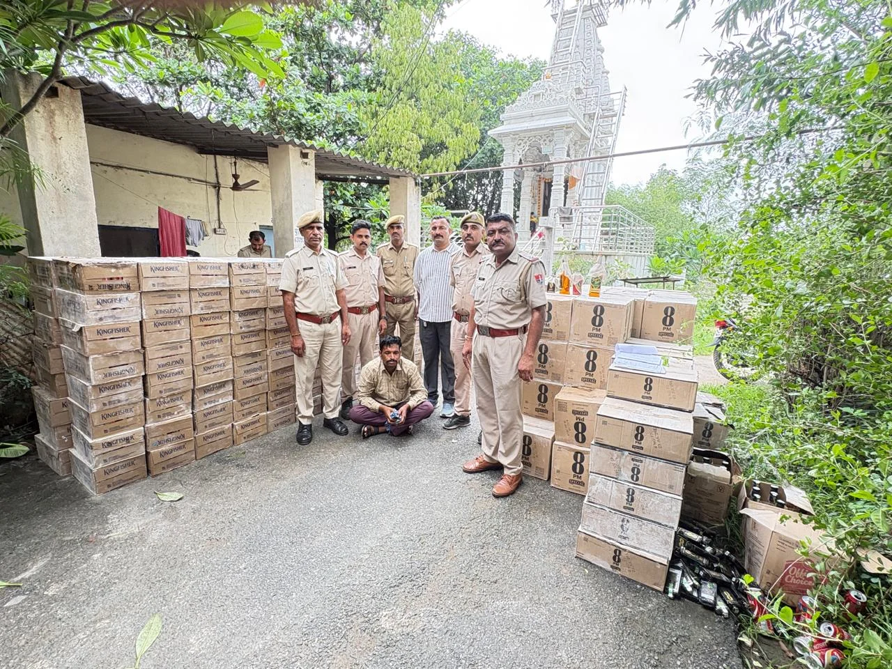 राजस्थान: पुलिस की नाकाबंदी में खुला शराब तस्करी का खेल,पाउडर के कट्टों की आड़ में मिली भारी मात्रा में शराब की खेप