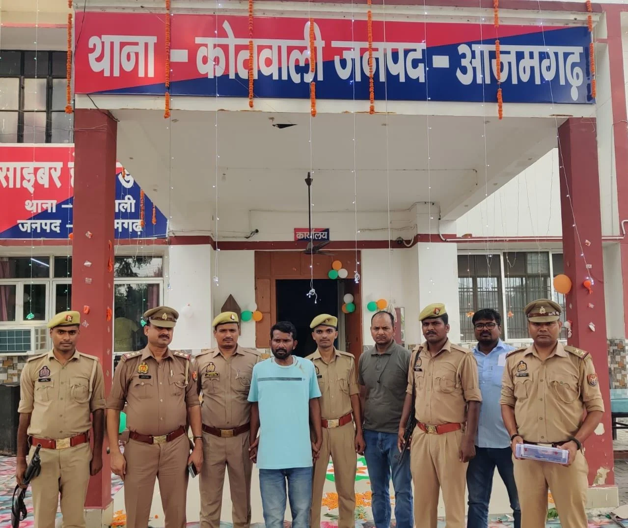 उत्तर प्रदेश: आजमगढ़ में 50 हजार के इनामी बदमाश गिरफ्तार, फ्लिपकार्ट कार्यालय में 6.31 लाख की लूट में था वांछित