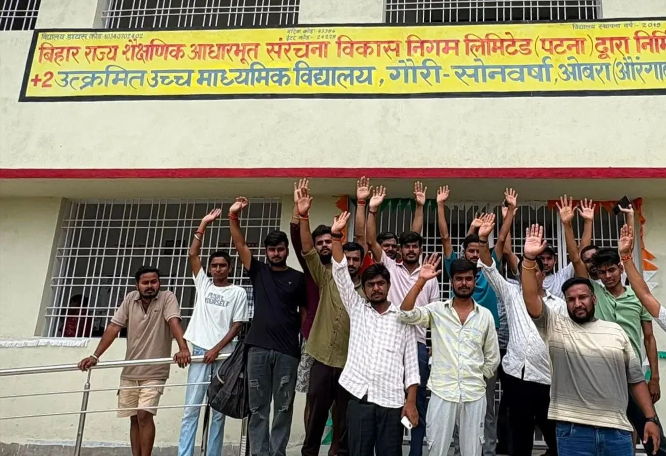 बिहार: प्रधानाध्यापिका पर मनमानी का आरोप, आक्रोशित ग्रामीणों ने स्कूल में जड़ा ताला
