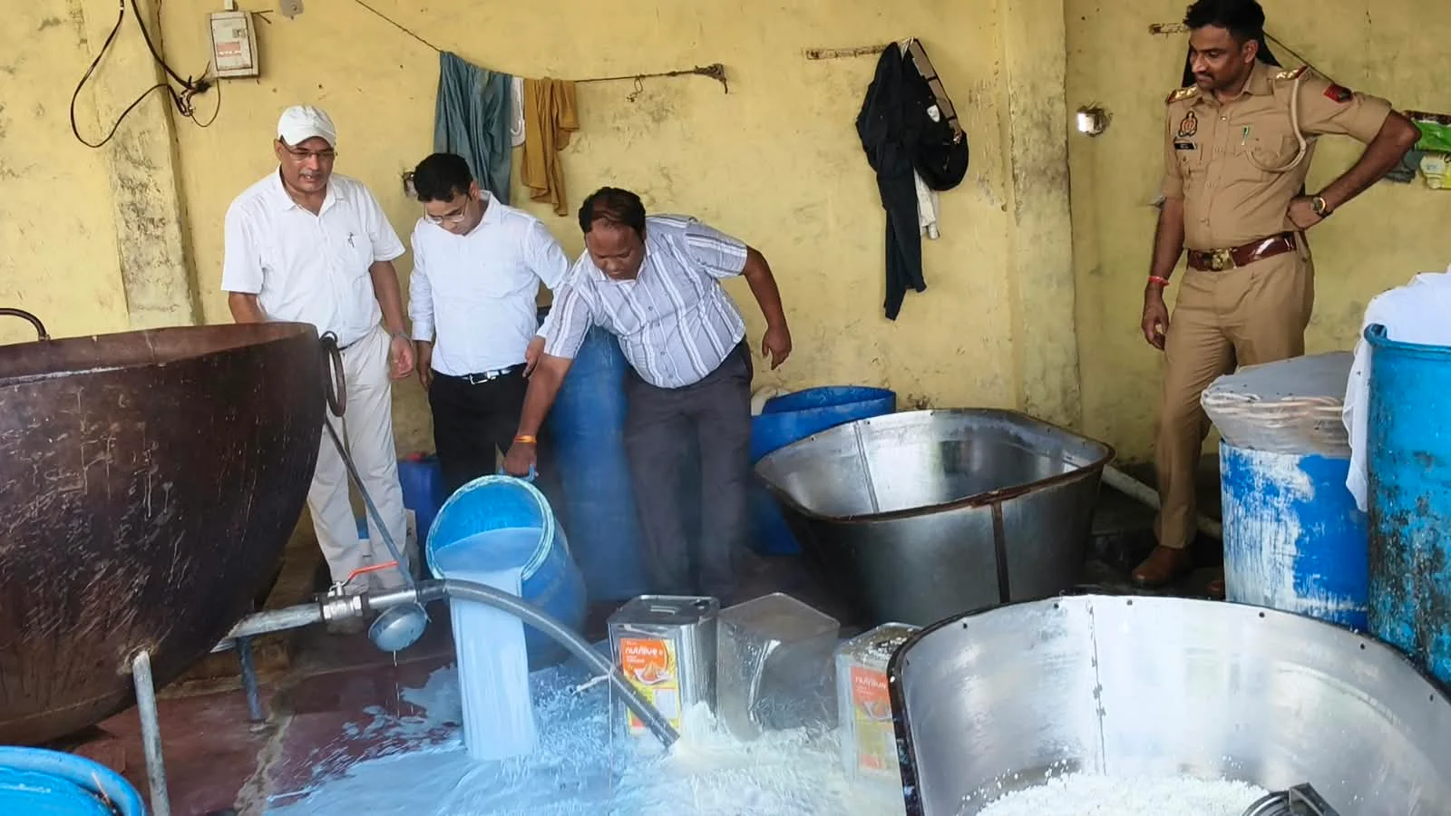 उत्तरप्रदेश: पनीर इकाई पर छापा, 500 किलो दूषित पनीर और 2000 लीटर दूध नष्ट
