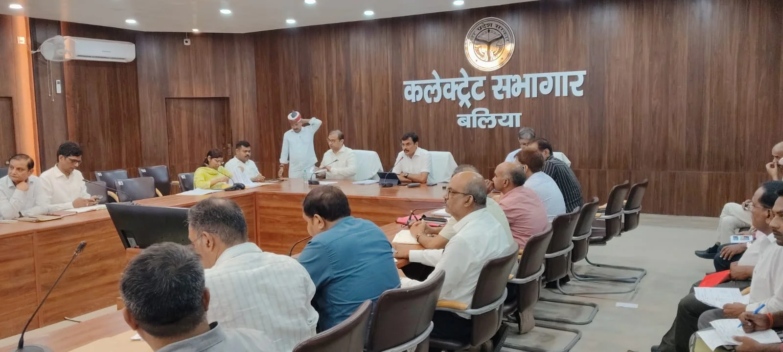 उत्तरप्रदेश: सीएम डैशबोर्ड समीक्षा में डीएम सख्त, खराब रैंकिंग पर अधिकारियों पर गिरी गाज, सभी बीडीओ का रोका वेतन