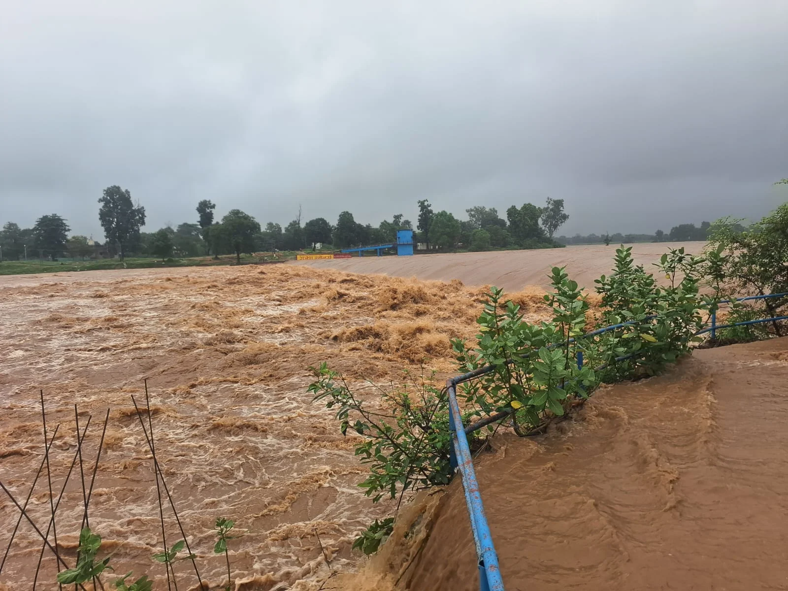 छत्तीसगढ़: लगातार बारिश से कन्हर नदी उफान पर, रामानुजगंज में मंडराया बाढ़ का खतरा