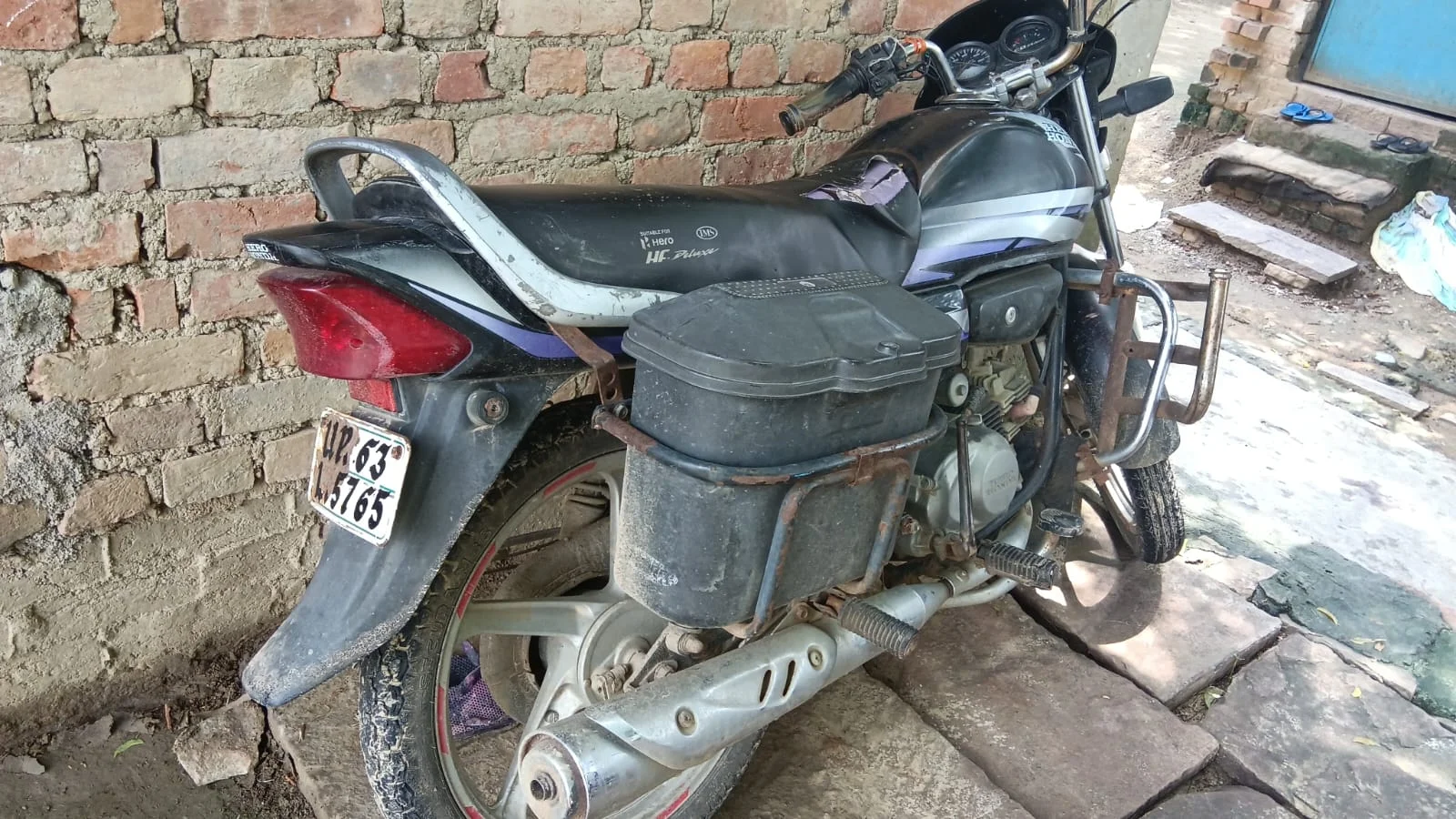 उत्तर प्रदेश : मिर्जापुर घर पर खड़ी बाइक के वाराणसी में कट रहे चालान, फर्जी नंबर प्लेट ने बढ़ाई मजदूर की परेशानी
