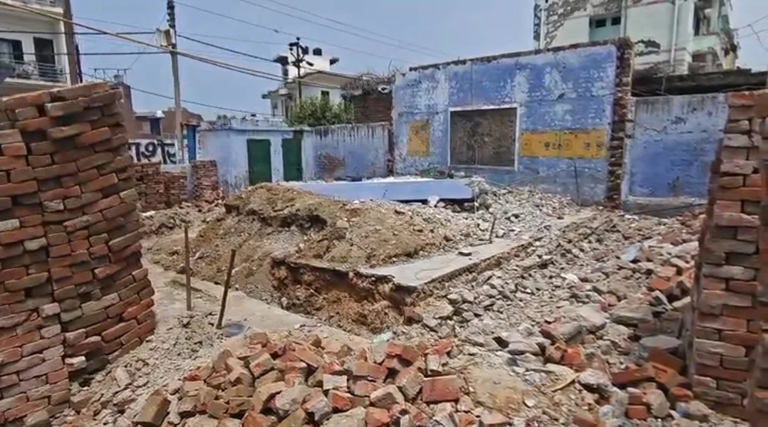 उत्तर प्रदेश: जर्जर विद्यालय पर सियासत या हकीकत? हाथरस में कायाकल्प की तस्वीर, विद्यालय को लेकर AAP ने किया था ट्वीट