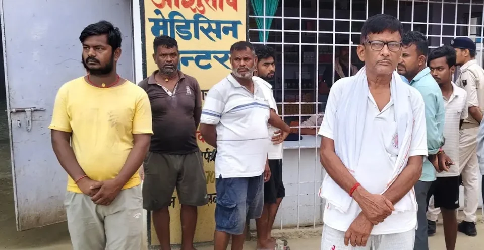 बिहार: कॉलेज की चहारदीवारी में मिला ठेला दुकानदार का शव, शरीर पर जले के निशान; परिजनों ने जताई हत्या की आशंका