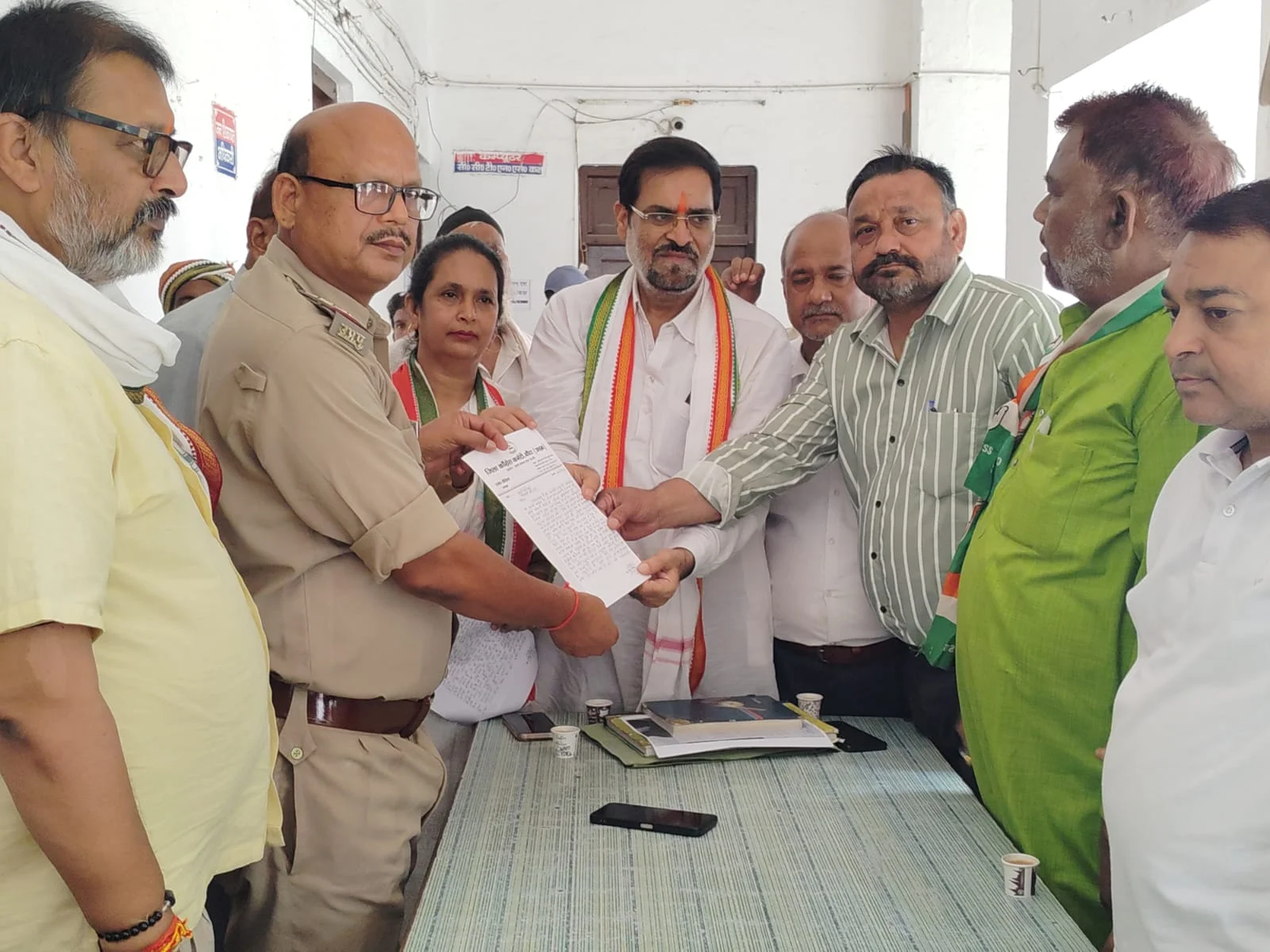 उत्तर प्रदेश: राष्ट्रगान बजा तो मंच से उतर गए विधानसभा अध्यक्ष! वीडियो वायरल होते ही मचा सियासी बवाल