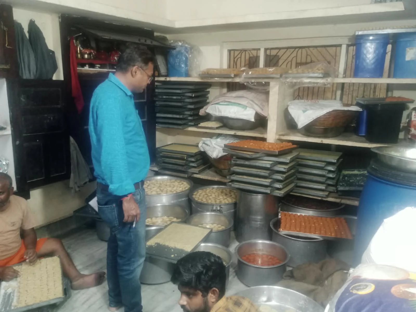उत्तरप्रदेश: रक्षाबंधन की मिठाई खरीदने से पहले सावधान! बांदा में खाद्य विभाग का बड़ा एक्शन,20 किलो डोडा बर्फी और खोया नष्ट