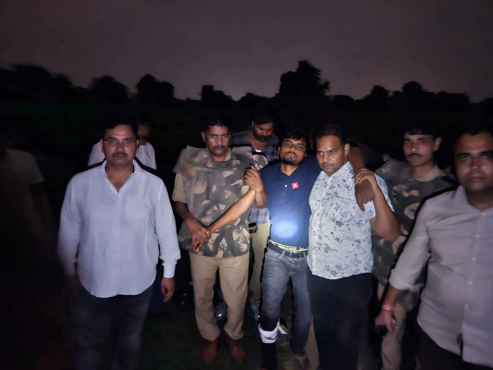 उत्तर प्रदेश: पुलिस मुठभेड़ में शातिर बदमाश के पैर में लगी गोली, चोरी के जेवरात-तमंचा व अपाचे बाइक बरामद