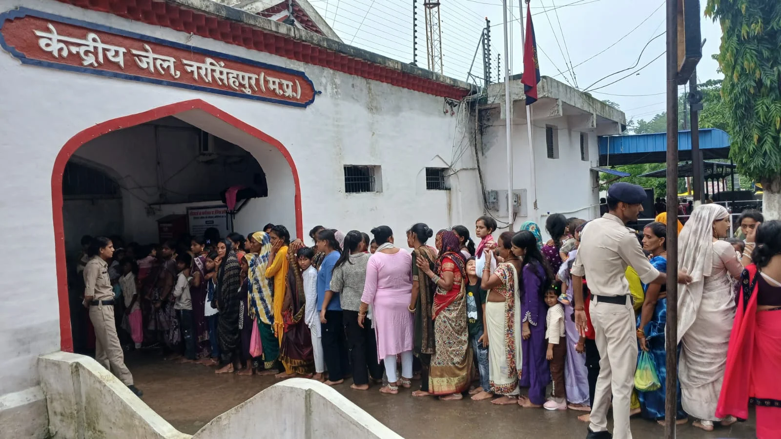मध्य प्रदेश: नरसिंहपुर के केंद्रीय जेल मे मनाया गया रक्षाबंधन का त्योहार, बहनों ने भाइयों की कलाई पर बांधी प्रेम की डोर