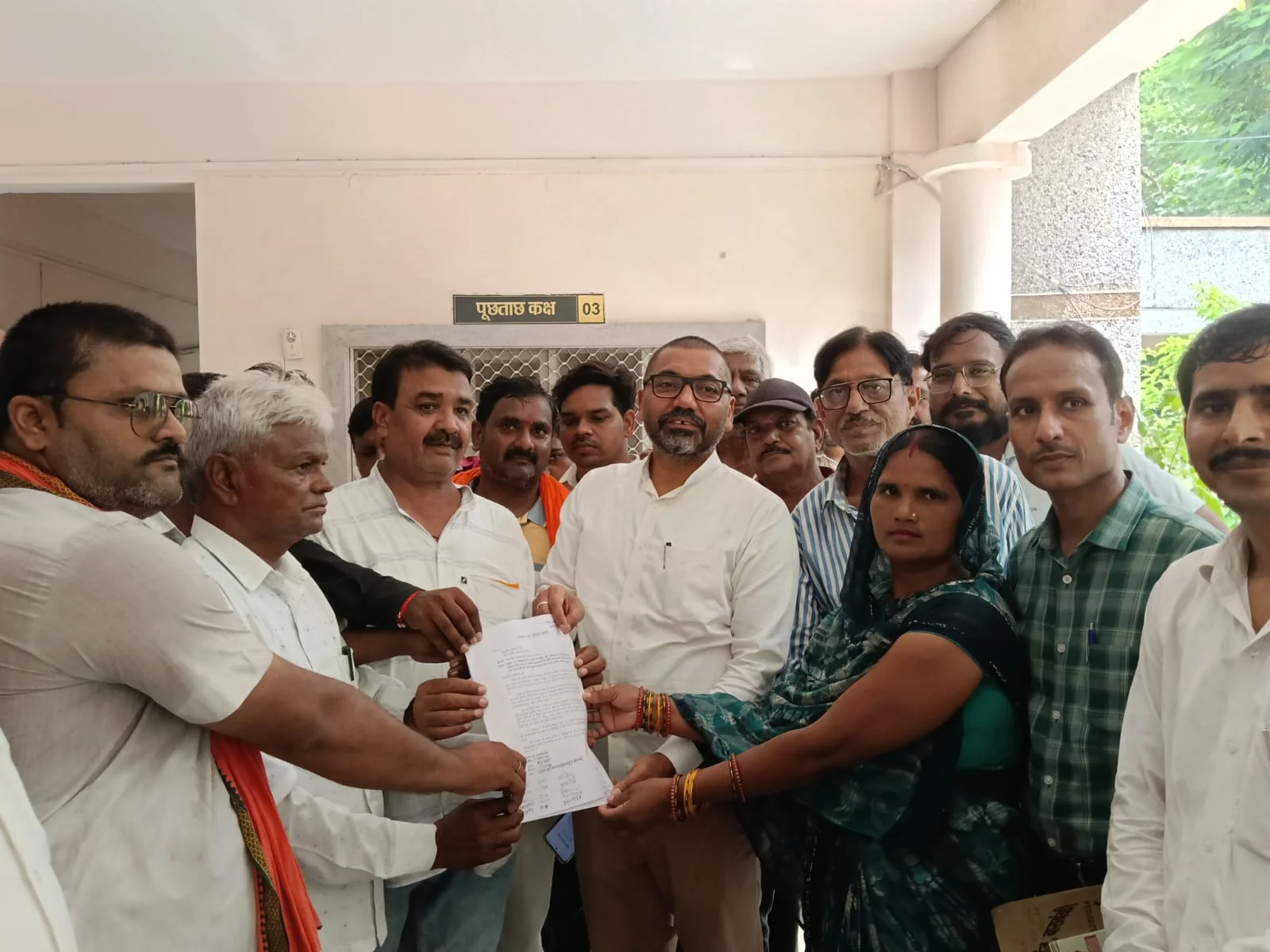 उत्तर प्रदेश: लाभांश बढ़ने से बाराबंकी के कोटेदारों में खुशी, डीएम को सौंपा आभार ज्ञापन