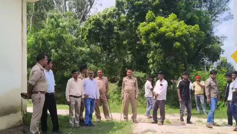 उत्तरप्रदेश: नाला बंद होने से निर्माणाधीन मंदिर हुआ जलमग्न, महंत समेत सैकड़ों ग्रामीण अनशन पर बैठे