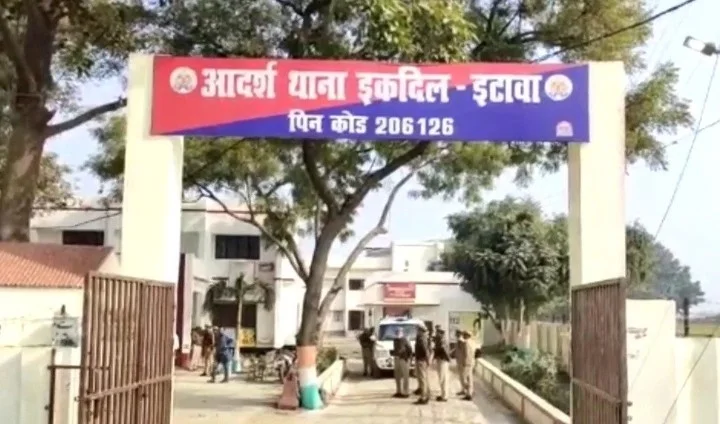 उत्तरप्रदेश: इकदिल में दिनदहाड़े बरसीं लाठियां, सड़क पर गिरी महिला; 500 मीटर दूर थाने के बावजूद मचा बवाल